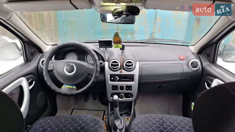 Седан Dacia Logan 2009 в Валках