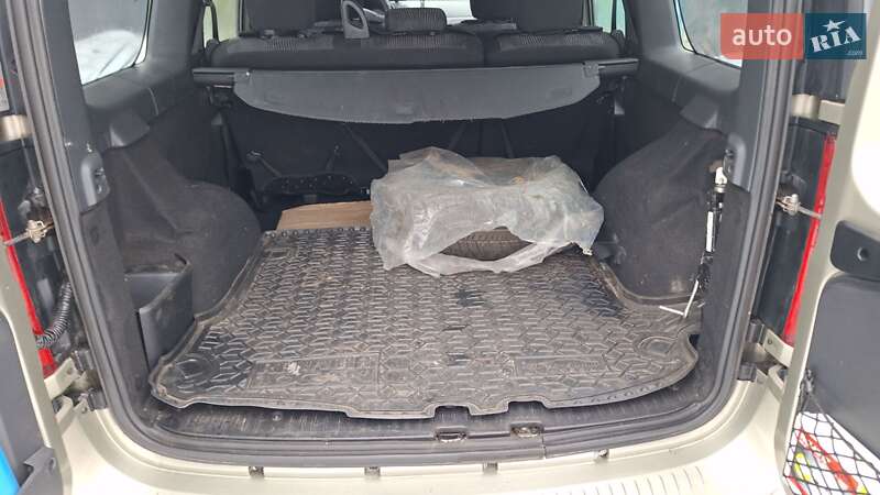 Седан Dacia Logan 2009 в Валках