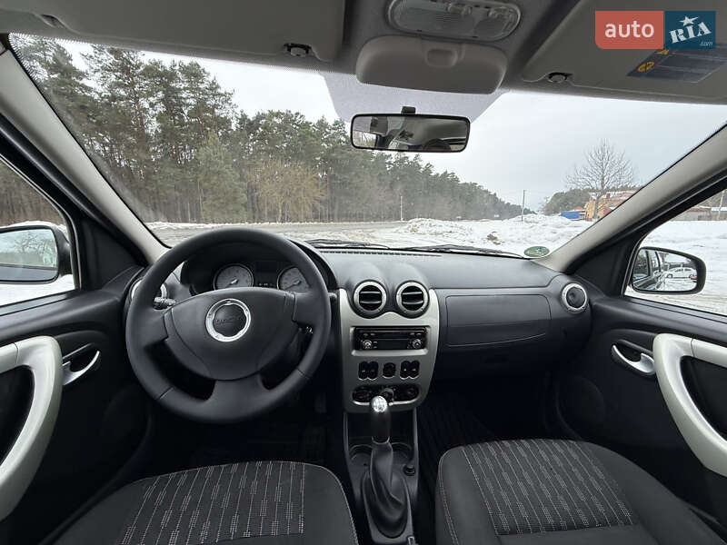 Седан Dacia Logan 2011 в Луцке