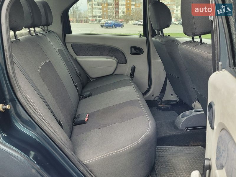 Седан Dacia Logan 2006 в Києві