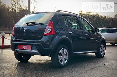 Позашляховик / Кросовер Dacia Sandero StepWay 2010 в 