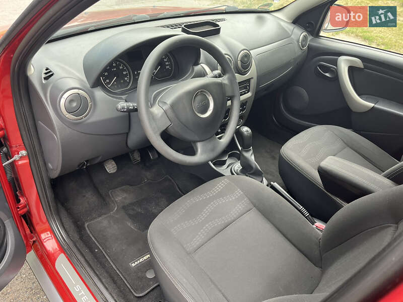 Внедорожник / Кроссовер Dacia Sandero StepWay 2011 в Хороле