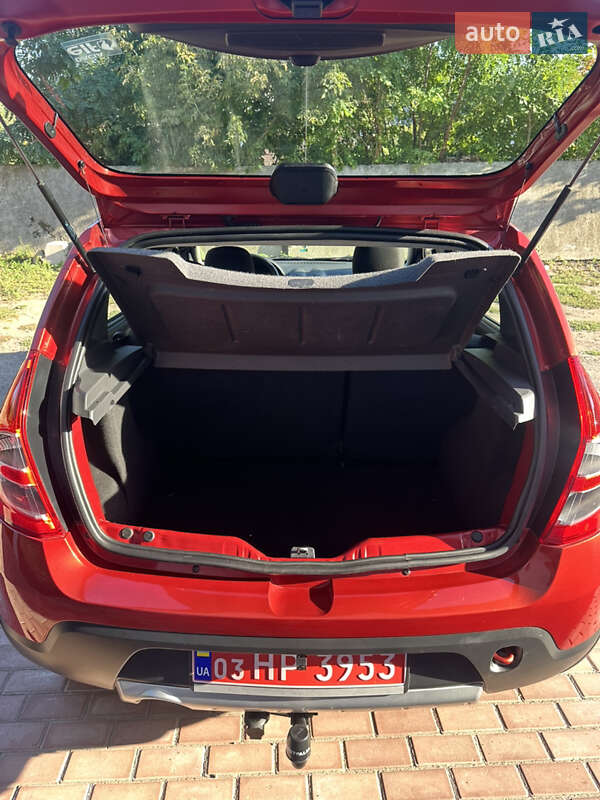 Внедорожник / Кроссовер Dacia Sandero StepWay 2012 в Хороле