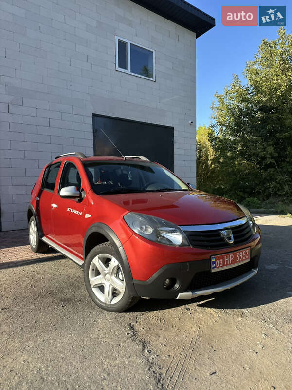 Внедорожник / Кроссовер Dacia Sandero StepWay 2012 в Хороле