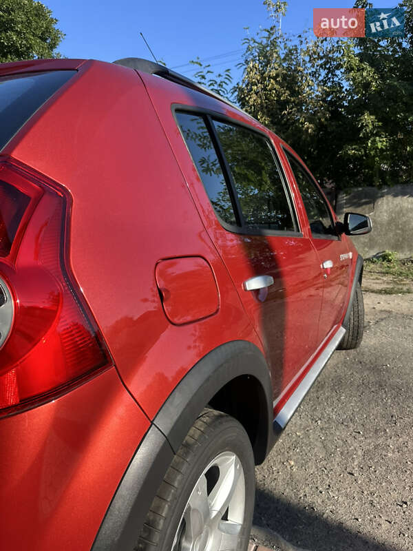 Внедорожник / Кроссовер Dacia Sandero StepWay 2012 в Хороле
