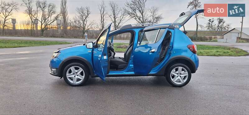 Внедорожник / Кроссовер Dacia Sandero StepWay 2015 в Новоархангельске