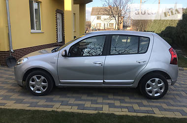 Хетчбек Dacia Sandero 2008 в 