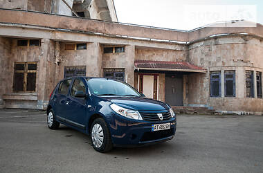 Хетчбек Dacia Sandero 2009 в 