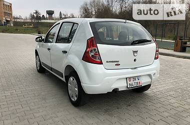 Хетчбек Dacia Sandero 2011 в 