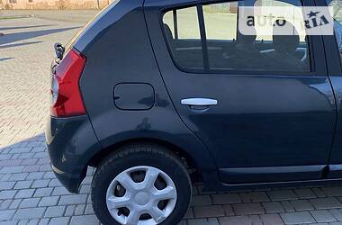 Хетчбек Dacia Sandero 2008 в 