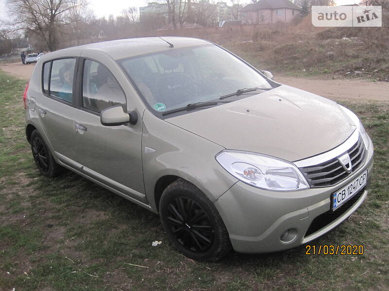 Хетчбек Dacia Sandero 2009 в 