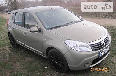 Хетчбек Dacia Sandero 2009 в 