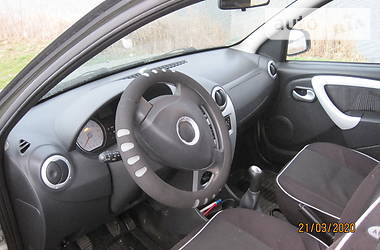 Хетчбек Dacia Sandero 2009 в 