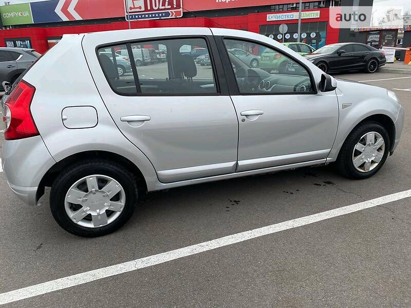 Хетчбек Dacia Sandero 2009 в Києві