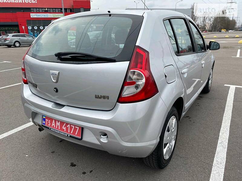 Хетчбек Dacia Sandero 2009 в Києві