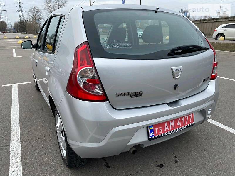 Хетчбек Dacia Sandero 2009 в Києві