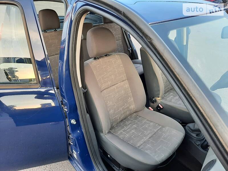 Хетчбек Dacia Sandero 2010 в Полтаві фото 45 Хетчбек Dacia Sandero 2010 в Полтаві
