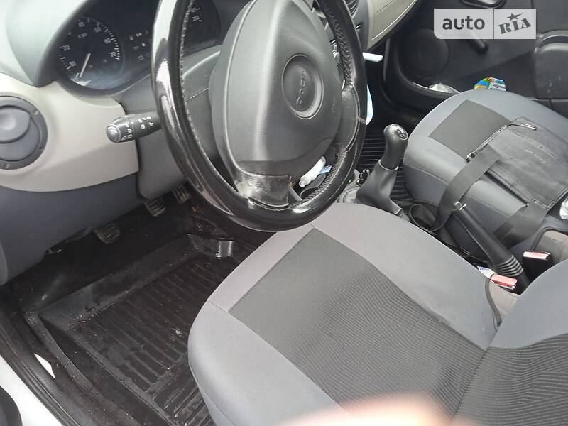 Хэтчбек Dacia Sandero 2012 в Изяславе