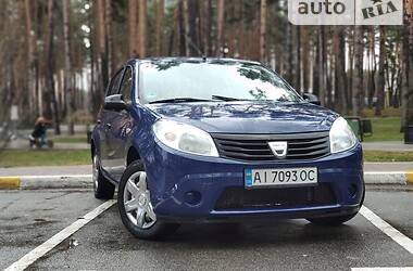 Хетчбек Dacia Sandero 2009 в Києві