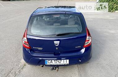 Хэтчбек Dacia Sandero 2009 в Умани