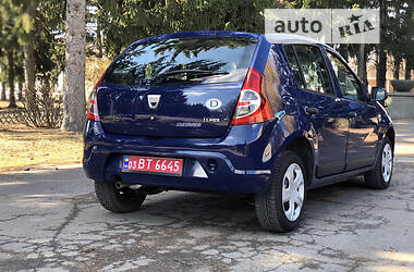 Хэтчбек Dacia Sandero 2010 в Умани