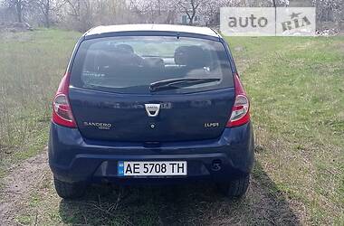 Хэтчбек Dacia Sandero 2009 в 