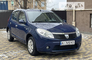 Хетчбек Dacia Sandero 2009 в 