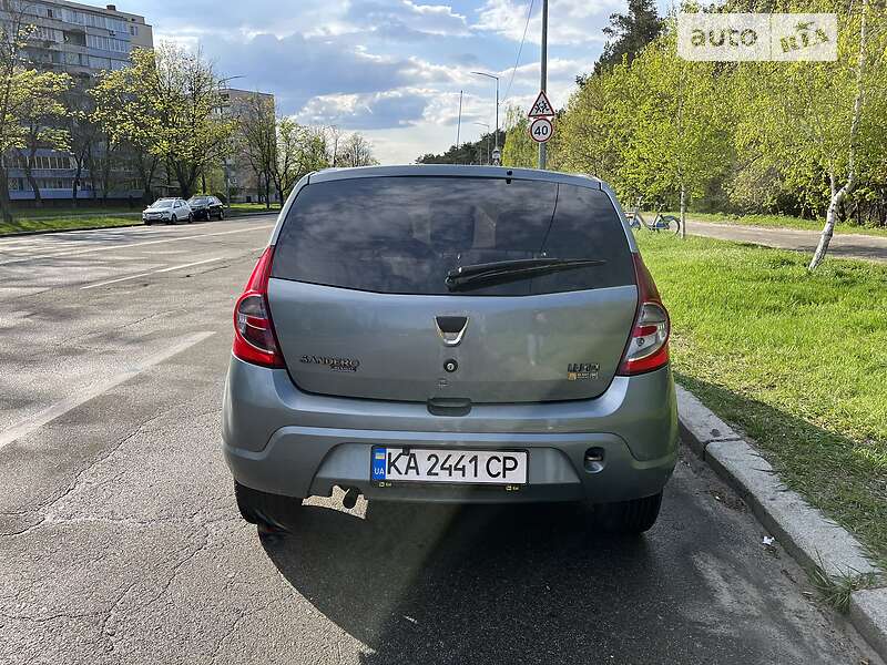 Хетчбек Dacia Sandero 2009 в Києві