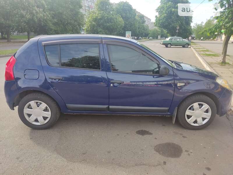 Хэтчбек Dacia Sandero 2009 в 