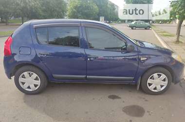 Хэтчбек Dacia Sandero 2009 в 