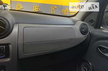 Хэтчбек Dacia Sandero 2009 в 