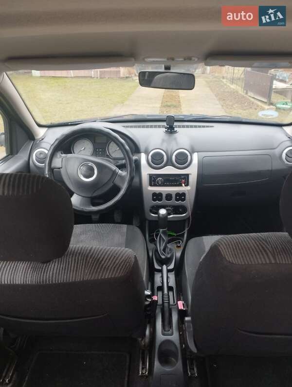 Хетчбек Dacia Sandero 2008 в Чернівцях
