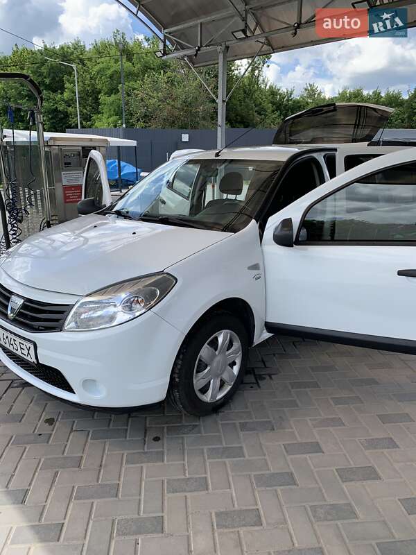 Хетчбек Dacia Sandero 2011 в Полтаві