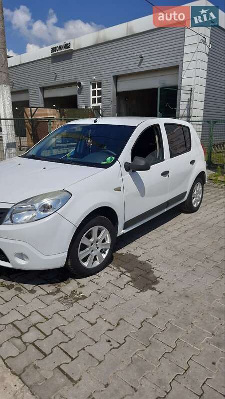 Хэтчбек Dacia Sandero 2008 в Черновцах