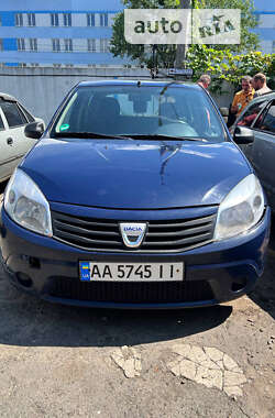 Хетчбек Dacia Sandero 2011 в 