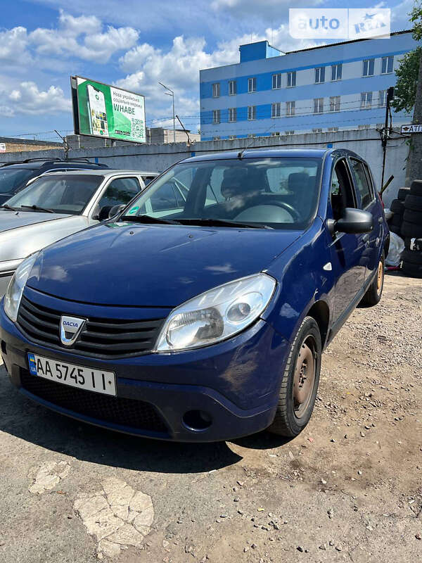 Хетчбек Dacia Sandero 2011 в 