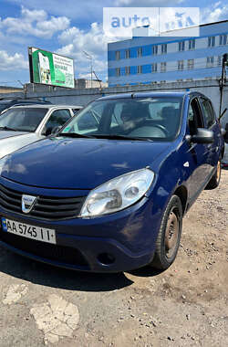 Хетчбек Dacia Sandero 2011 в 