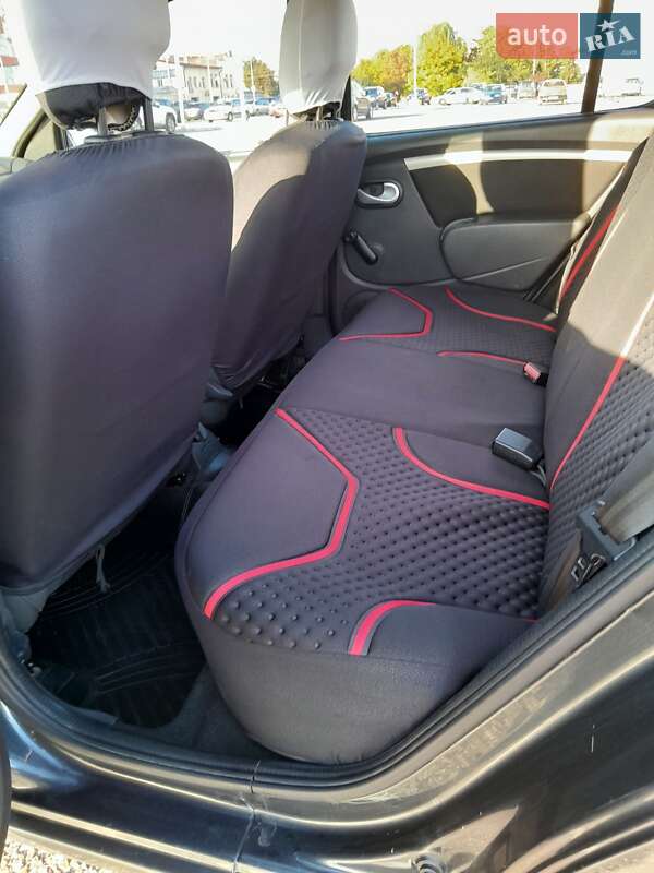 Хетчбек Dacia Sandero 2013 в Чернівцях фото 17 Хетчбек Dacia Sandero 2013 в Чернівцях