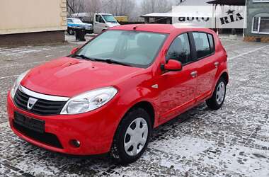 Хетчбек Dacia Sandero 2010 в Чернівцях