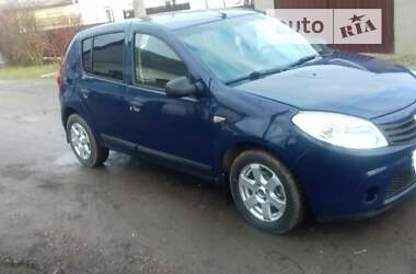 Хэтчбек Dacia Sandero 2009 в Умани