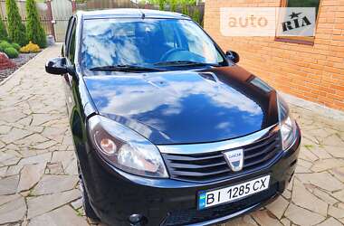 Хетчбек Dacia Sandero 2010 в Полтаві