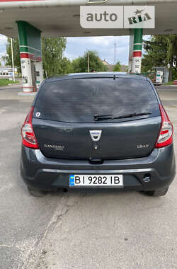 Хэтчбек Dacia Sandero 2009 в Гадяче