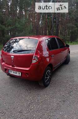 Хэтчбек Dacia Sandero 2010 в Дубно