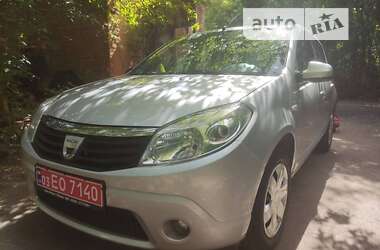 Хэтчбек Dacia Sandero 2008 в Хороле