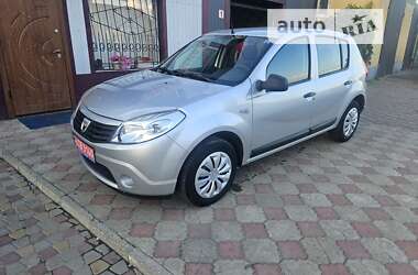 Хэтчбек Dacia Sandero 2010 в Калуше