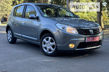 Хэтчбек Dacia Sandero 2008 в Умани