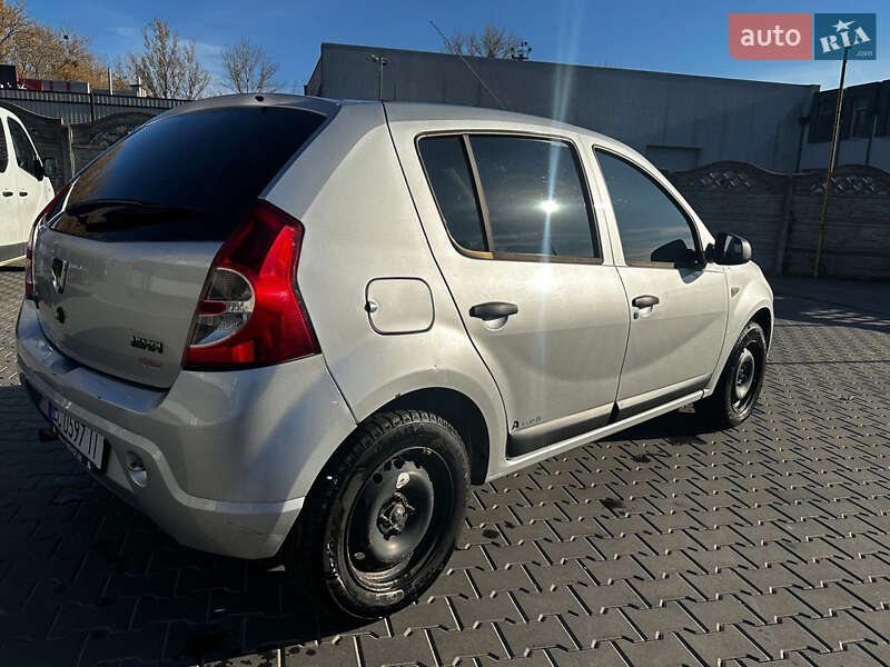 Хэтчбек Dacia Sandero 2009 в Черновцах