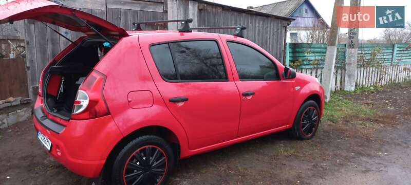 Хэтчбек Dacia Sandero 2010 в Быковке
