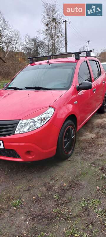 Хэтчбек Dacia Sandero 2010 в Быковке