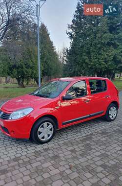 Хэтчбек Dacia Sandero 2009 в Ровно